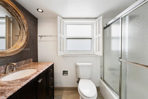 Condo in Pompano Beach, Florida, 3 bedrooms  № 1709609 - photo 13