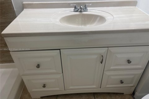 Copropriété à louer à Pembroke Pines, Floride: 2 chambres, 84.91 m2 № 1948104 - photo 9