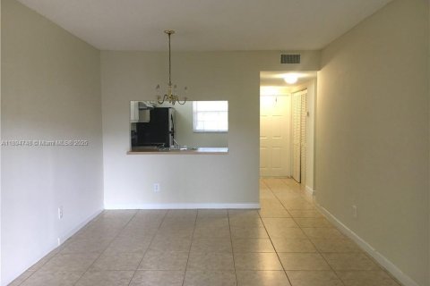 Copropriété à louer à Pembroke Pines, Floride: 2 chambres, 84.91 m2 № 1948104 - photo 7