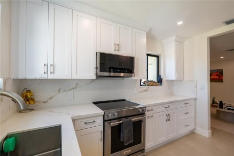 Villa ou maison à louer à North Bay Village, Floride: 4 chambres, 153.1 m2 № 2052423 - photo 13