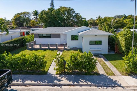 Villa ou maison à louer à North Bay Village, Floride: 4 chambres, 153.1 m2 № 2052423 - photo 2