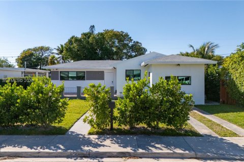 Villa ou maison à North Bay Village, Floride 4 chambres, 153.1 m2 № 2052423