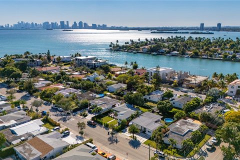 Villa ou maison à louer à North Bay Village, Floride: 4 chambres, 153.1 m2 № 2052423 - photo 5