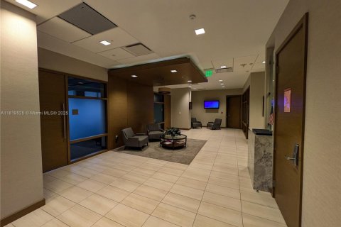 Commercial property in Aventura, Florida № 1937406 - photo 5
