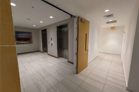 Commercial property in Aventura, Florida № 1937406 - photo 8