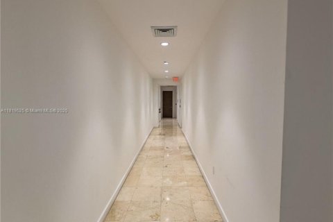 Commercial property in Aventura, Florida № 1937406 - photo 9