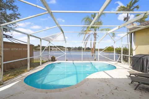 Villa ou maison à louer à Weston, Floride: 4 chambres, 192.59 m2 № 2044134 - photo 4