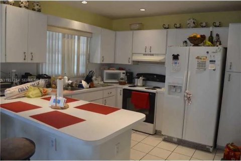 Снять в аренду таунхаус в Майами, Флорида 3 спальни, 171.68м2, № 1988111 - фото 20