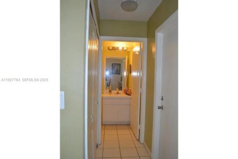 Снять в аренду таунхаус в Майами, Флорида 3 спальни, 171.68м2, № 1988111 - фото 7