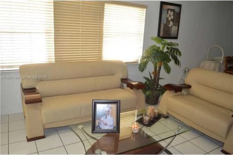 Снять в аренду таунхаус в Майами, Флорида 3 спальни, 171.68м2, № 1988111 - фото 17