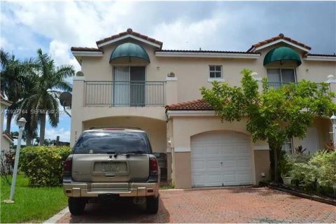 Снять в аренду таунхаус в Майами, Флорида 3 спальни, 171.68м2, № 1988111 - фото 1