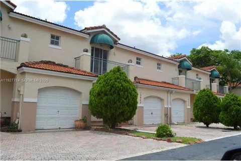 Снять в аренду таунхаус в Майами, Флорида 3 спальни, 171.68м2, № 1988111 - фото 3