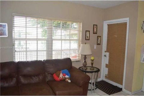 Снять в аренду таунхаус в Майами, Флорида 3 спальни, 171.68м2, № 1988111 - фото 4