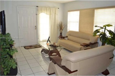 Снять в аренду таунхаус в Майами, Флорида 3 спальни, 171.68м2, № 1988111 - фото 18