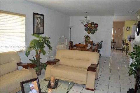 Снять в аренду таунхаус в Майами, Флорида 3 спальни, 171.68м2, № 1988111 - фото 15