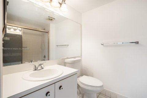 Condo in Pembroke Pines, Florida, 1 bedroom  № 1872328 - photo 12
