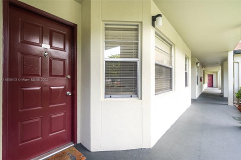 Condo in Pembroke Pines, Florida, 1 bedroom  № 1872328 - photo 2