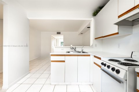Condo in Pembroke Pines, Florida, 1 bedroom  № 1872328 - photo 4
