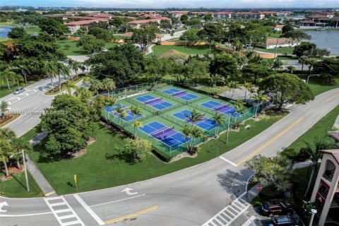 Condo in Pembroke Pines, Florida, 1 bedroom  № 1872328 - photo 23