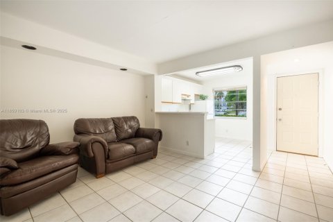 Condo in Pembroke Pines, Florida, 1 bedroom  № 1872328 - photo 8