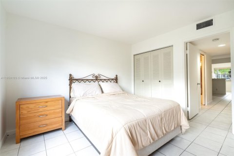 Condo in Pembroke Pines, Florida, 1 bedroom  № 1872328 - photo 9