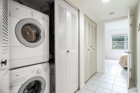Condo in Pembroke Pines, Florida, 1 bedroom  № 1872328 - photo 15