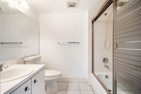 Condo in Pembroke Pines, Florida, 1 bedroom  № 1872328 - photo 13