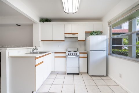 Condo in Pembroke Pines, Florida, 1 bedroom  № 1872328 - photo 3