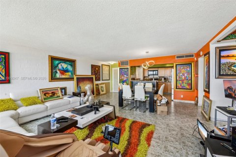Copropriété à vendre à North Miami, Floride: 2 chambres, 110.37 m2 № 2072795 - photo 2