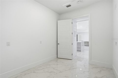 Casa en venta en Cape Coral, Florida, 7 dormitorios, 794.31 m2 № 2142427 - foto 18