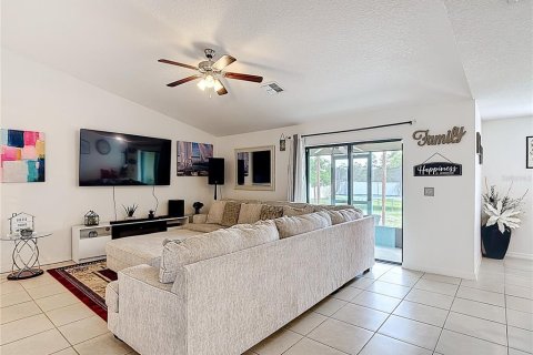 Villa ou maison à vendre à Kissimmee, Floride: 3 chambres, 159.88 m2 № 2226557 - photo 4