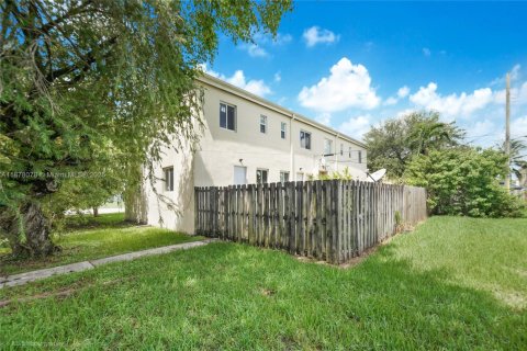 Copropriété à vendre à Miami, Floride: 4 chambres, 130.99 m2 № 1896182 - photo 1
