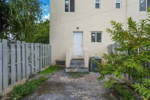 Copropriété à vendre à Miami, Floride: 4 chambres, 130.99 m2 № 1896182 - photo 13