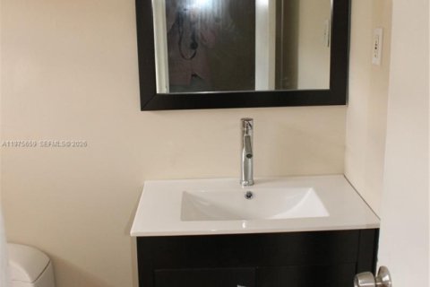 Apartment in Pompano Beach, Florida 1 bedroom № 2038533 - photo 9