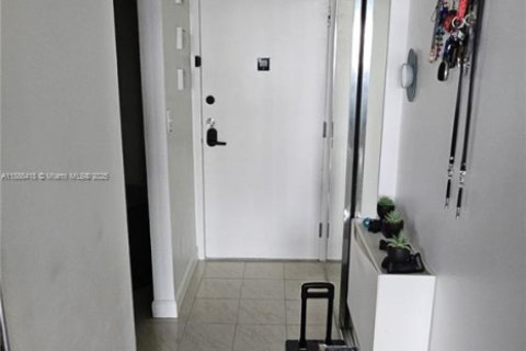 Condo in North Miami, Florida, 1 bedroom  № 1933150 - photo 2