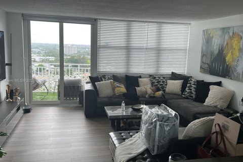 Condo in North Miami, Florida, 1 bedroom  № 1933150 - photo 3