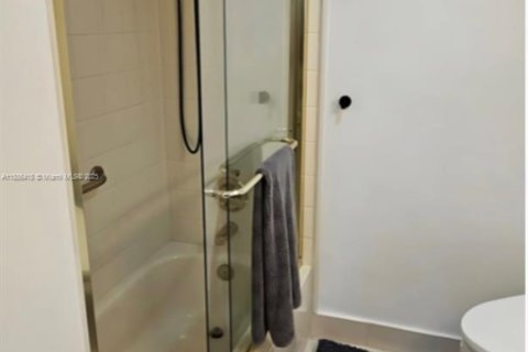 Condo in North Miami, Florida, 1 bedroom  № 1933150 - photo 11
