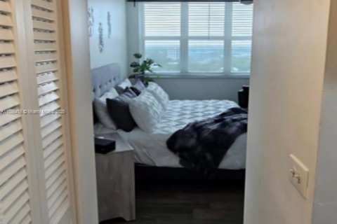 Condo in North Miami, Florida, 1 bedroom  № 1933150 - photo 8