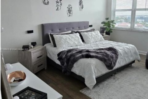 Condo in North Miami, Florida, 1 bedroom  № 1933150 - photo 9