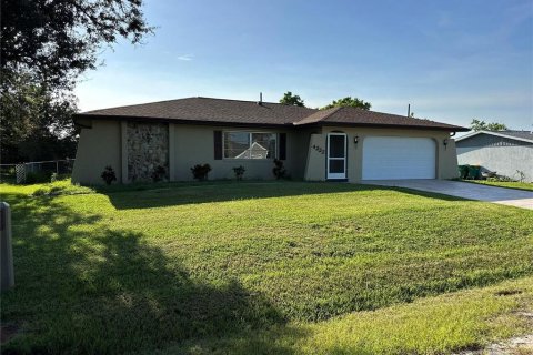 House in Port Charlotte, Florida 2 bedrooms, 128.39 sq.m. № 2102496