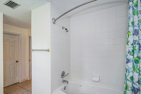 House in Vero Beach, Florida 3 bedrooms, 178.65 sq.m. № 2385533 - photo 15