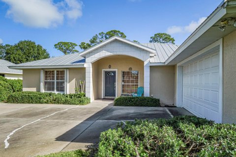 House in Vero Beach, Florida 3 bedrooms, 178.65 sq.m. № 2385533 - photo 5