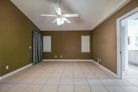 House in Vero Beach, Florida 3 bedrooms, 178.65 sq.m. № 2385533 - photo 13
