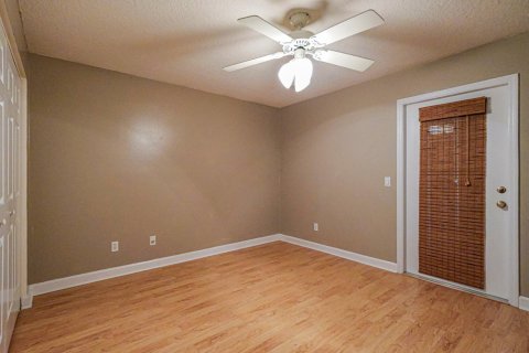 House in Vero Beach, Florida 3 bedrooms, 178.65 sq.m. № 2385533 - photo 17