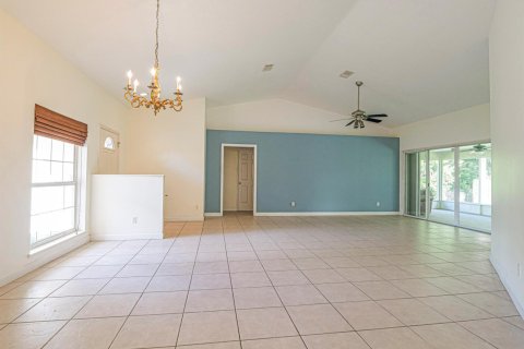 House in Vero Beach, Florida 3 bedrooms, 178.65 sq.m. № 2385533 - photo 12