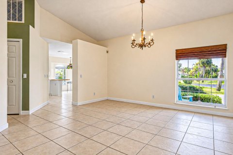 House in Vero Beach, Florida 3 bedrooms, 178.65 sq.m. № 2385533 - photo 11