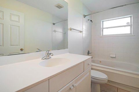 House in Vero Beach, Florida 3 bedrooms, 178.65 sq.m. № 2385533 - photo 20