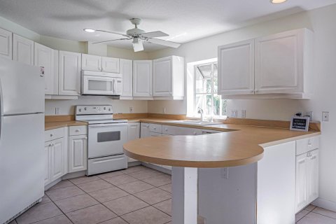 House in Vero Beach, Florida 3 bedrooms, 178.65 sq.m. № 2385533 - photo 8