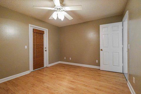 House in Vero Beach, Florida 3 bedrooms, 178.65 sq.m. № 2385533 - photo 18