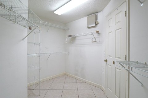 House in Vero Beach, Florida 3 bedrooms, 178.65 sq.m. № 2385533 - photo 16